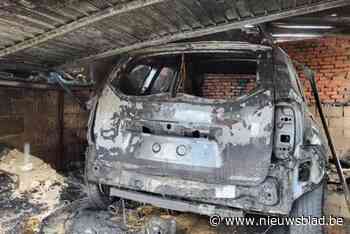 Auto brandt volledig uit in garagebox op Beek