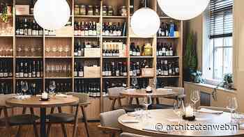 Scandinavische houten stoelen in restaurant