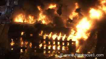 Over 100 Philadelphia firefighters battle 4-alarm fire