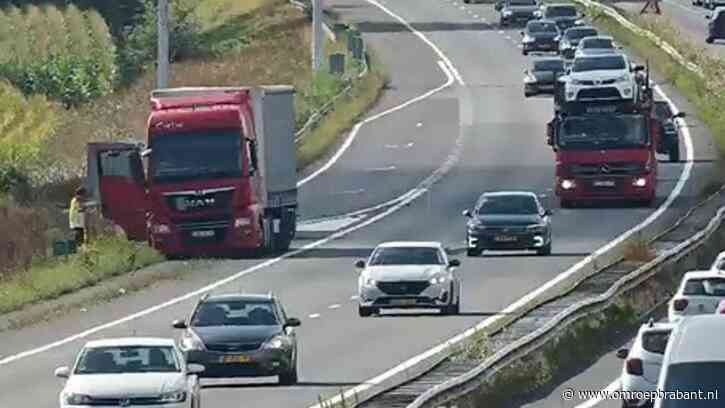 Forse vertraging door vrachtwagen met klapband op A67, ook problemen op A59