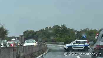 Tamponamento sulla Pontina: auto perde benzina, traffico in tilt