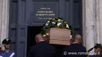 Luca Giurato: applausi e commozione ai funerali del giornalista. Chiesa degli Artisti gremita