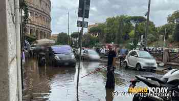 VIDEO | Temporale a Roma: commerciante stura tombino per salvare l'enoteca dall'acqua
