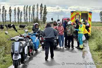 Rondrit eindigt met twee bromfietsers in de gracht, één persoon naar ziekenhuis: “Bestuurder pleegde vluchtmisdrijf”