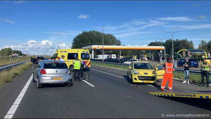 Flevoland - Lange file na botsing op A6 tussen Almere en Lelystad, gewonde naar ziekenhuis