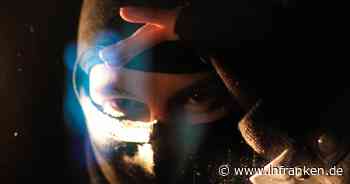 Hirschaid: Mann mit Sturmhaube bedroht Bürger - Festnahme vor Drogeriegeschäft