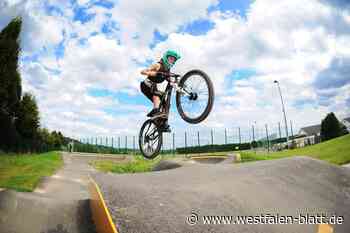Biker brettern über neuen Pumptrack in Enger