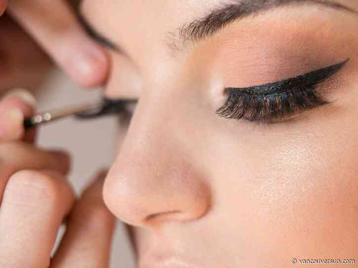 The Bookless Club: False eyelashes and duck lips