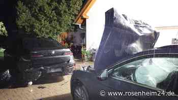 Wagen krachen in Hofeinfahrt zusammen: Unfall in Mößling wirft Fragen auf