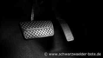 Unfall in Enzklösterle: Geparktes Fahrzeug beschädigt und abgehauen