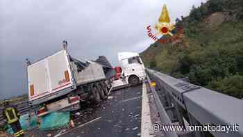 Incidente in autostrada: tir urta guardrail e perde il carico, chiuso tratto di A1
