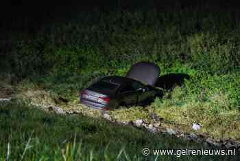 Auto belandt onderaan dijk, bestuurder aangehouden