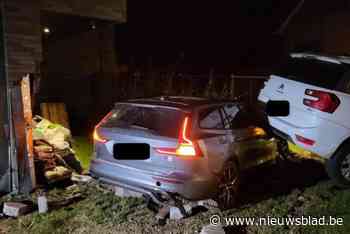 Bestuurder onder invloed ramt geparkeerde wagens