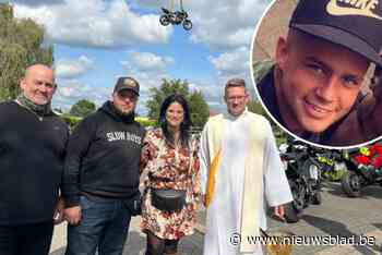 Eerste herdenkingsrit voor overleden Kenny (28) eindigt met motorzegening: “Hij was een paljaske, in de goeie zin van het woord”