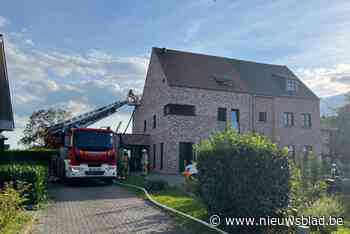 Isolatie tussen woningen vat vuur: brandweer is uren zoet