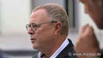 Privatautos des Innenministers mit Flüssigkeit beschmiert