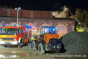 Großfeuer auf Bahnhofsgelände: leerstehendes Gebäude abgebrannt