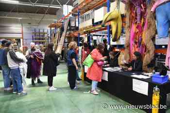 Stockverkoop Opera Ballet Vlaanderen lokt liefhebbers en kooplustigen: “Ik herken dingen uit stukken die ik heb gezien”