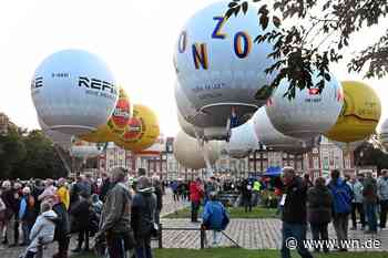 21 Gasballone heben zur Weltmeisterschaft vor dem Schloss ab