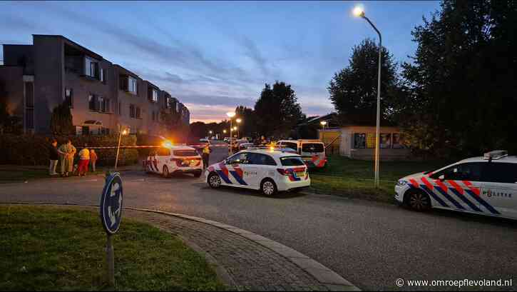Almere - Explosief gegooid naar een woning in Almere, politie zoekt getuigen