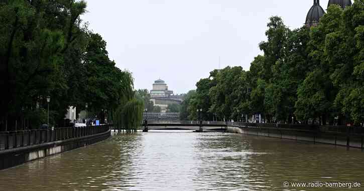Rollstuhlfahrer will Hochwasser ansehen und gerät in Fluss