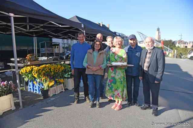 Halve eeuw bloemenmarkt op de Gedempte Dender gevierd met taart