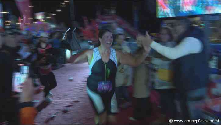 Almere - Laatste finishers triathlon feestelijk onthaald