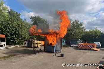 Demonstratie van brandweer: een brandende frietpot doof je nooit met water