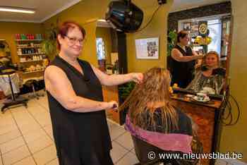 Het kapsalon van Maureen (55) bestaat 85 jaar: “Doorgaan tot honderd, dat zou mooi zijn”