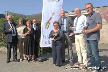 Hobbyclub Open Oog ontkurkt champagne en viert vijftigste verjaardag.