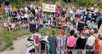 Kinderen en ouders vechten met strijdlied tegen sluiting van hun school: ‘Red de Driemaster, zet alle zeilen bij’