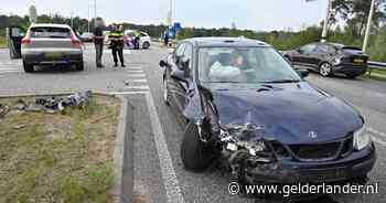 Twee mensen gewond en voertuigen zwaar beschadigd bij ongeluk Wolfheze