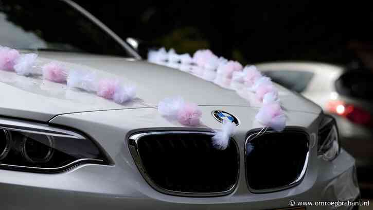 Politie blokkeert trouwstoet, auto van bruidegom in beslag genomen