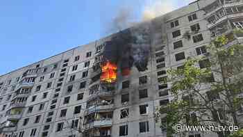 Geschoss setzt Hochhaus in Brand: Russen bombardieren Charkiw - Tote und Verletzte