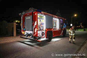 Schutting vliegt in brand door kortsluiting in tuinverlichting