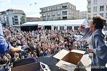 Knuffel- en snoepworp voor de kinderen tijdens Harelbeke Feest