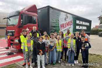 Jongeren leren gevaren van de dode hoek