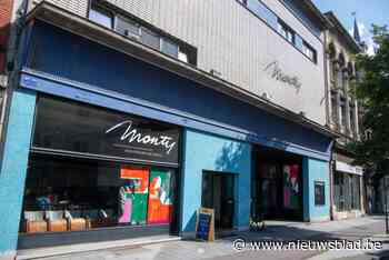 Kunstencentrum Monty opent ‘Dienst Woorden’: schrijfster Sarah Vanhee sleutelt mee aan uw brief naar de koning (of eender welke tekst die u wilt schrijven)