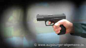 Männer mit Waffe bedroht: Das fand die Polizei bei einer Durchsuchung