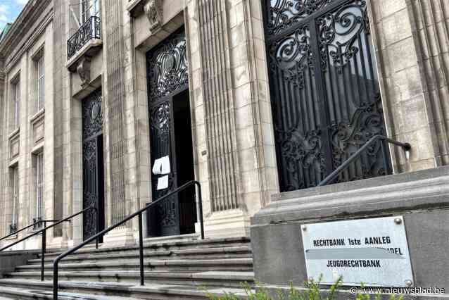 Man slaat stiefvader met spade op zijn kop: “Had zijn vriendin ‘dikke koe’ genoemd”