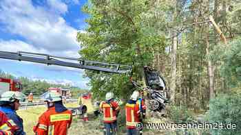Auto rast mit 250 km/h in Baumgruppe: Wagen zweigeteilt, zwei Schwerverletzte