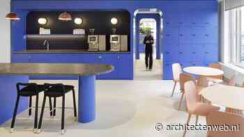 Kleurrijke kantooromgeving met aandacht voor welbevinden.