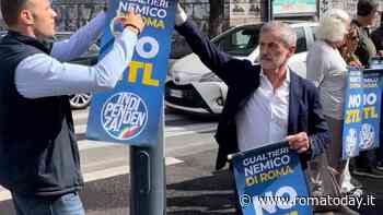 "Rimuovete quei manifesti anti ztl". L'ordine via radio ai vigili scatena la polemica. La spiegazione del Comando