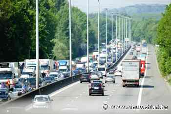 Meer dan uur aanschuiven op E40 richting Brussel door ongeval: alle verkeer moet over pechstrook