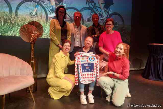 Justine Ghekiere in de bloemetjes gezet in Izegem: “Zot dat dit allemaal gedaan wordt voor mij”