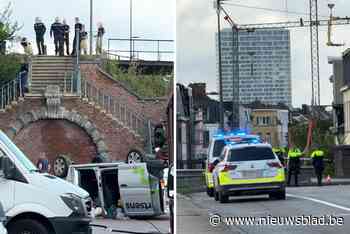 Bestelwagen crasht van viaduct op de Dam en eindigt vijf meter lager op dak: bestuurder zwaargewond