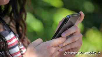 Perseguita una vecchia compagna di classe delle elementari e le invia foto oscene in chat