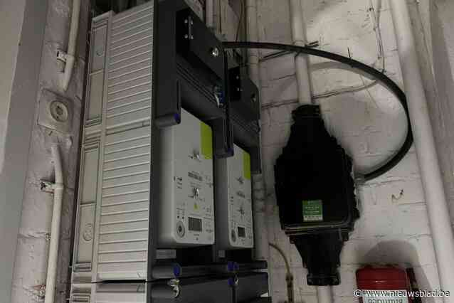 81-jarige breekt liftpaneel open om elektriciteit te stelen: “Er lag een wirwar van verlengkabels en verdeeldozen tot in zijn flat”