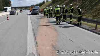 Transporter schleudert über A94 und schlägt in Leitplanke ein