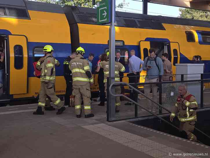 Vrouw valt en zit klem tussen trein en perron op station